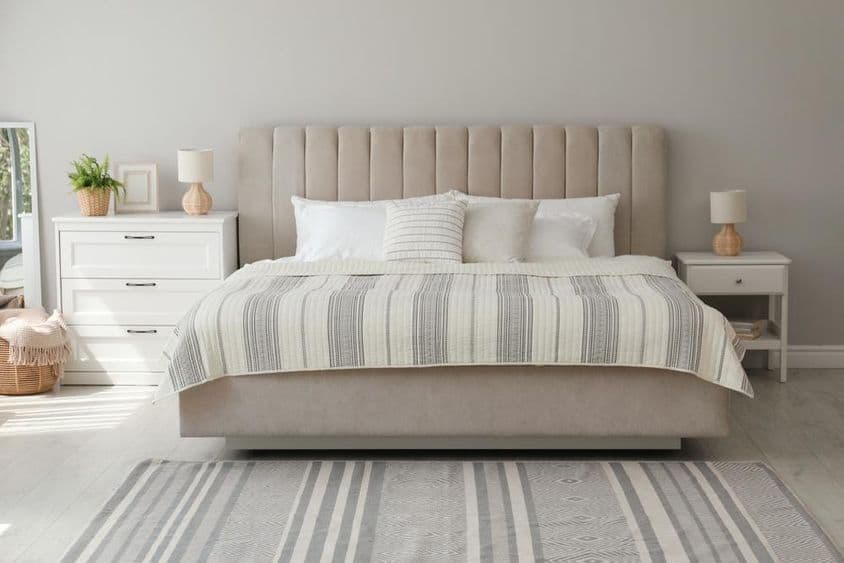 Stílusos belső modern hálószoba kényelmes ággyal.