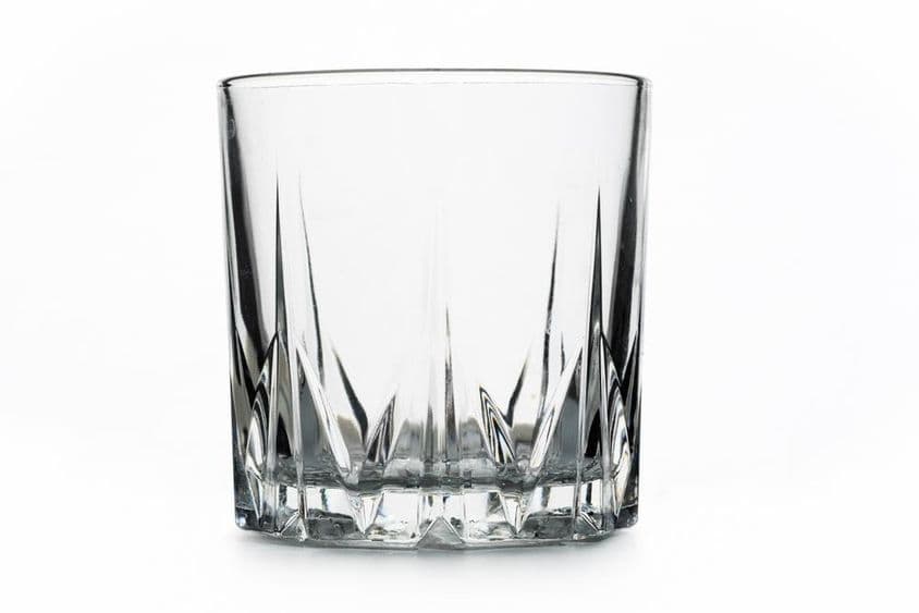 Egyszerű üveg pohár, alja díszes.