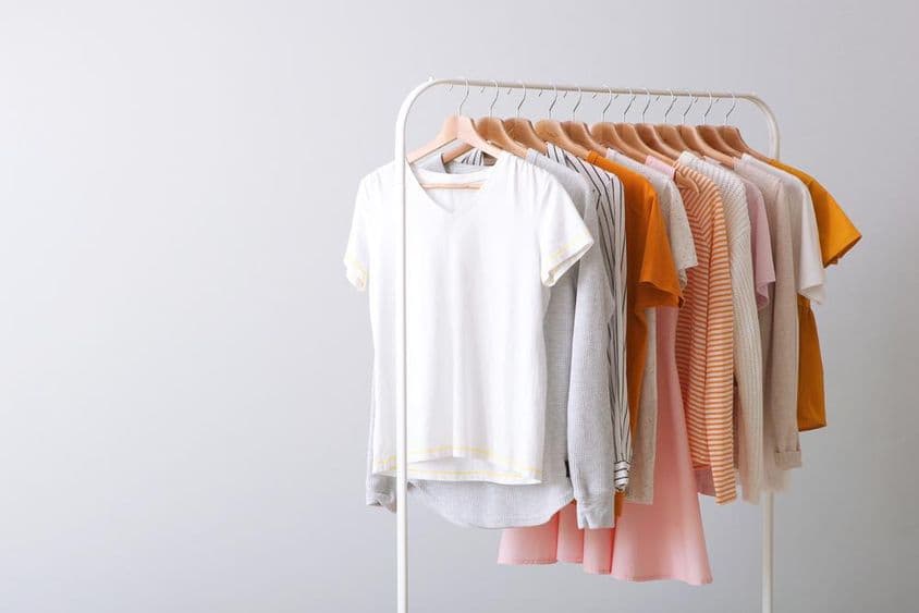 Divat ruhák egy fogason.