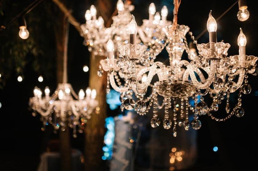 Kristály csillárok gyertyákkal, Üvegfüggők golyók formájában.