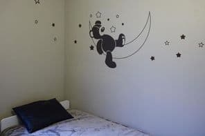 Fiúszoba mackó matricákkal.