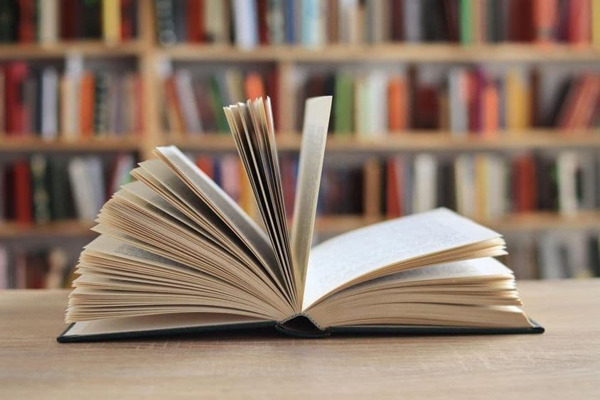 Könyv nyitott oldalakkal, közelről.