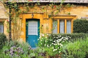 Bájos Cotswolds-i ház, előtte virágokkal.
