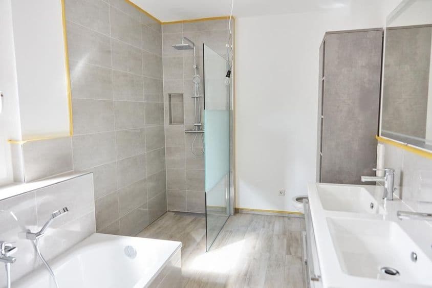 A fal festése az új fürdőszoba festésekor házépítéskor.