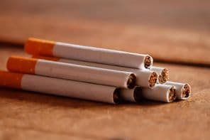 Cigaretta a fából készült asztalon.