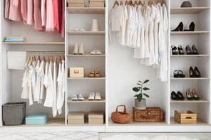 Szekrény különböző ruhákkal és kiegészítőkkel a gardróbba.