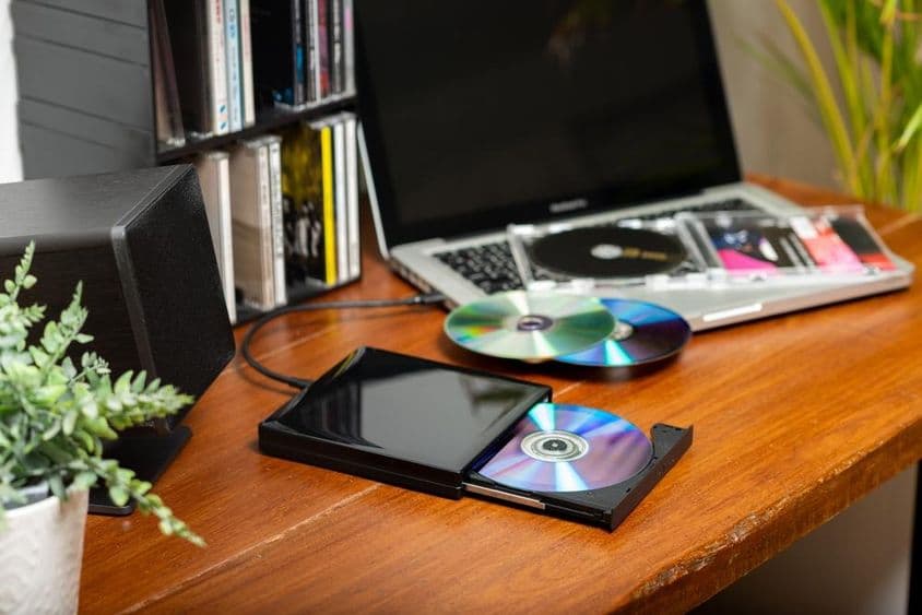 Hordozható külső CD meghajtó csatlakoztatva a laptophoz.