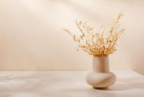 Esztétikus csendélet kerámia vázával az asztalon.