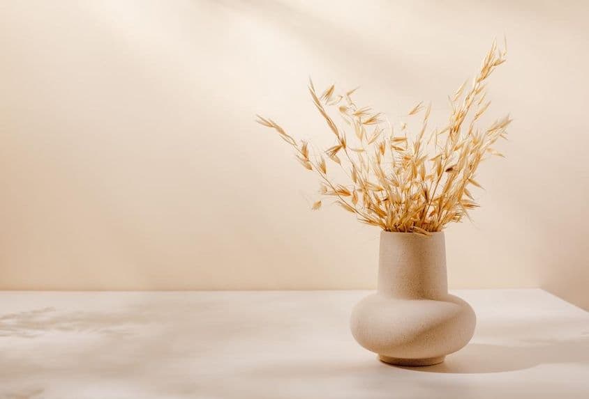 Esztétikus csendélet kerámia vázával az asztalon.