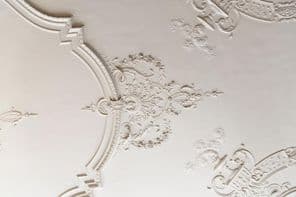 Stukkó mennyezet virágos rokokó elemekkel.