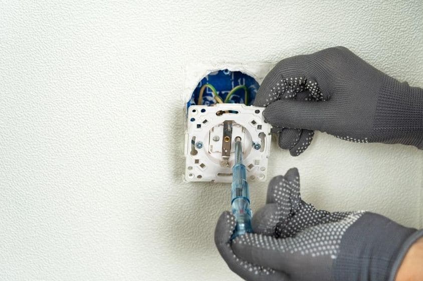 Elektromos aljzat cseréje.