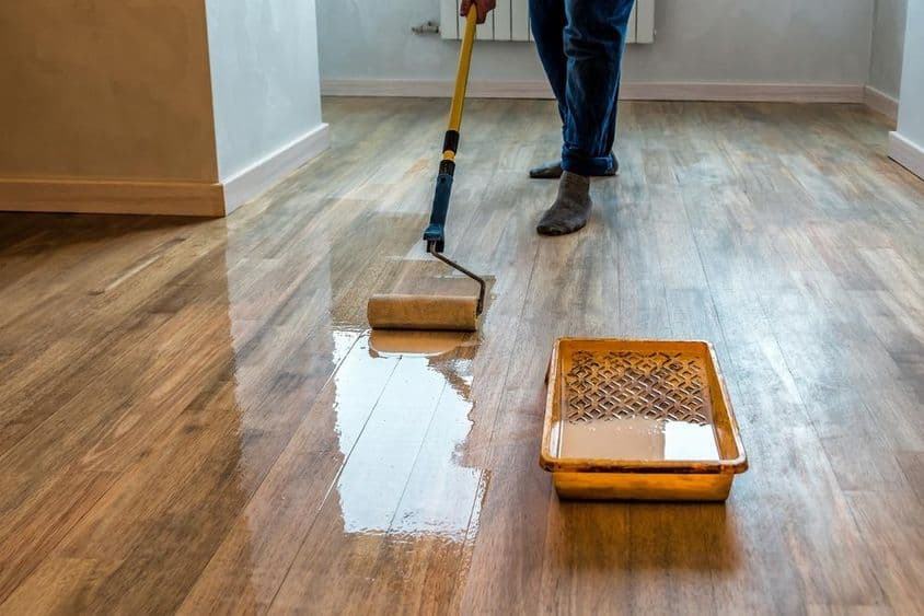 Worker padló lakkozás Eco fehér akril lakkal.