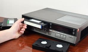 Videó magnó kazettákkal.