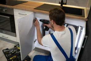 Konyhai bútort összeszerelő munkás.