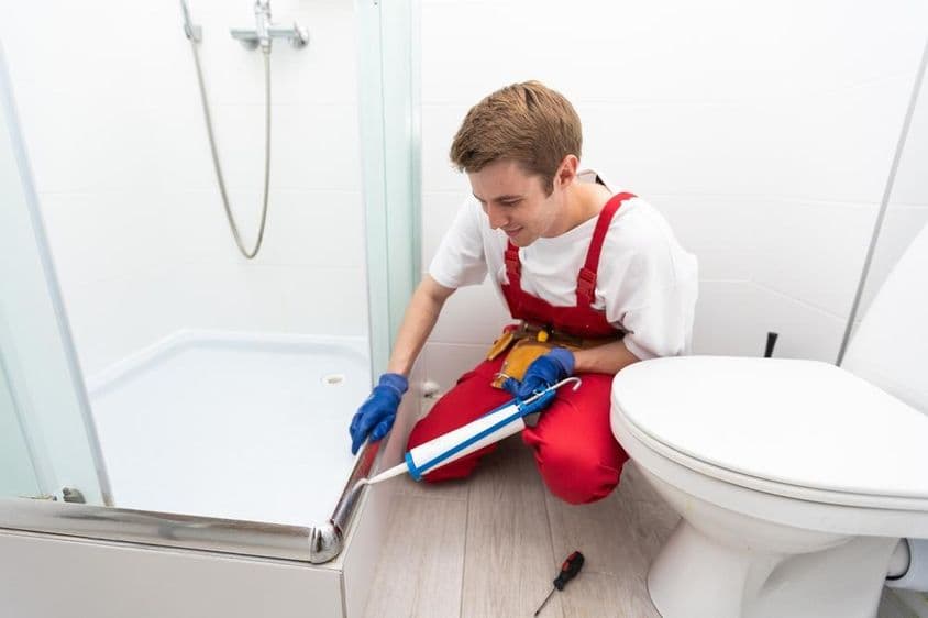 Modern zuhanykabin szerelés a fürdőszobában.