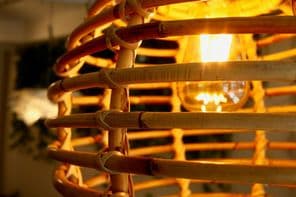 Ratán lámpaernyő meleg hangulattal.