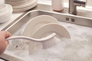 Mosogatókefe szappanos habbal.