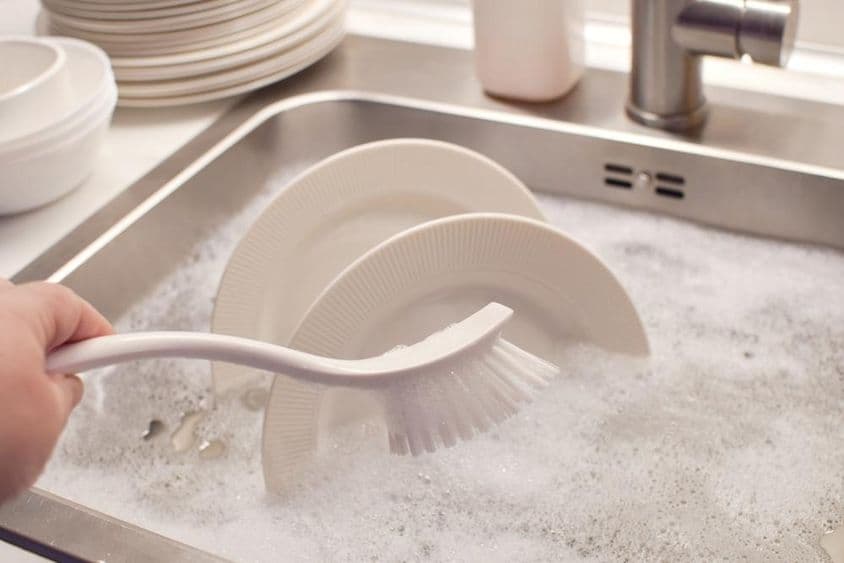 Mosogatókefe szappanos habbal.