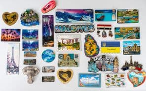 Rengeteg színes hűtőszekrény mágnes különböző országokból.