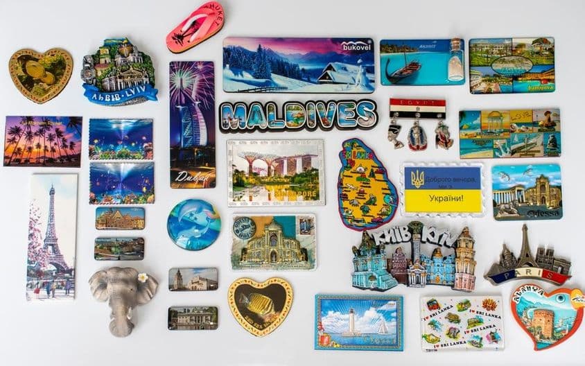 Rengeteg színes hűtőszekrény mágnes különböző országokból.