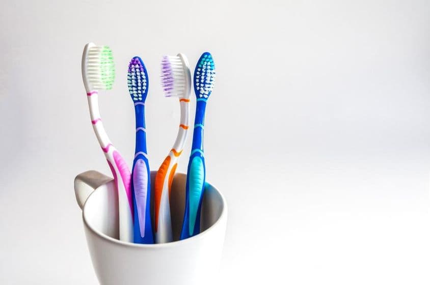 Fogmosó pohár, fogkefékkel.