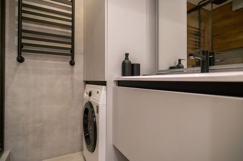 Fürdőszoba benne törölközőszárítós radiátor.