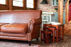 Kényelmes barna bőr kanapé a nappaliban.
