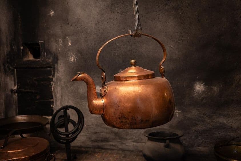 Ősi teafőző a kandallós konyhában.