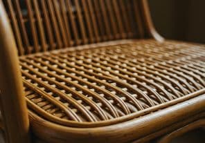 A szék fonott és természetes, rusztikus megjelenésű.