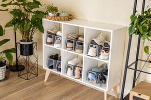 Sok lábbeli szépen elrendezve a cipősszekrényben.