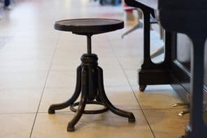 Rotary vintage szék a zongoránál.