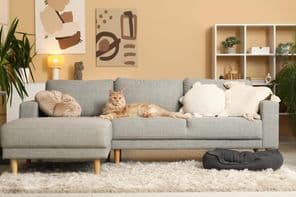 Szürke kanapé a nappaliban.