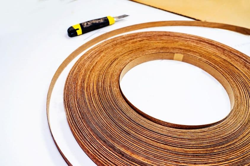 Bútor szélére tekercs, lapszegély.