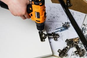 Bútorzsanér felszerelése az ajtóra.