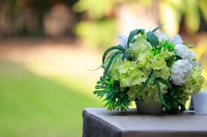 Művirágcsokor vázában az asztalon.