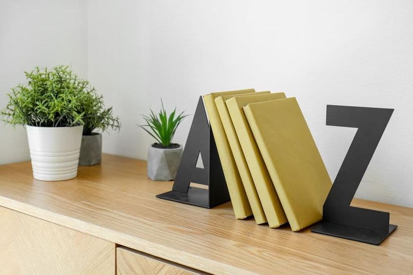 Stílusos könyvtámasz szobanövényekkel.