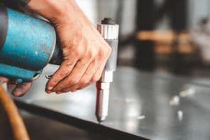 Popszegecs húzó gép.