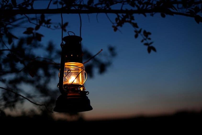 Kempingéjszaka: a lámpás szelíd fénye.