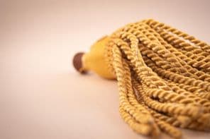 Arany bojtos kötél ablakfüggöny dísznek.