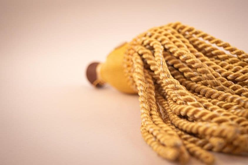 Arany bojtos kötél ablakfüggöny dísznek.