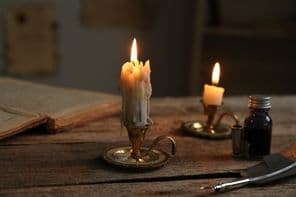 Égő gyertyák gyertyatartókban.